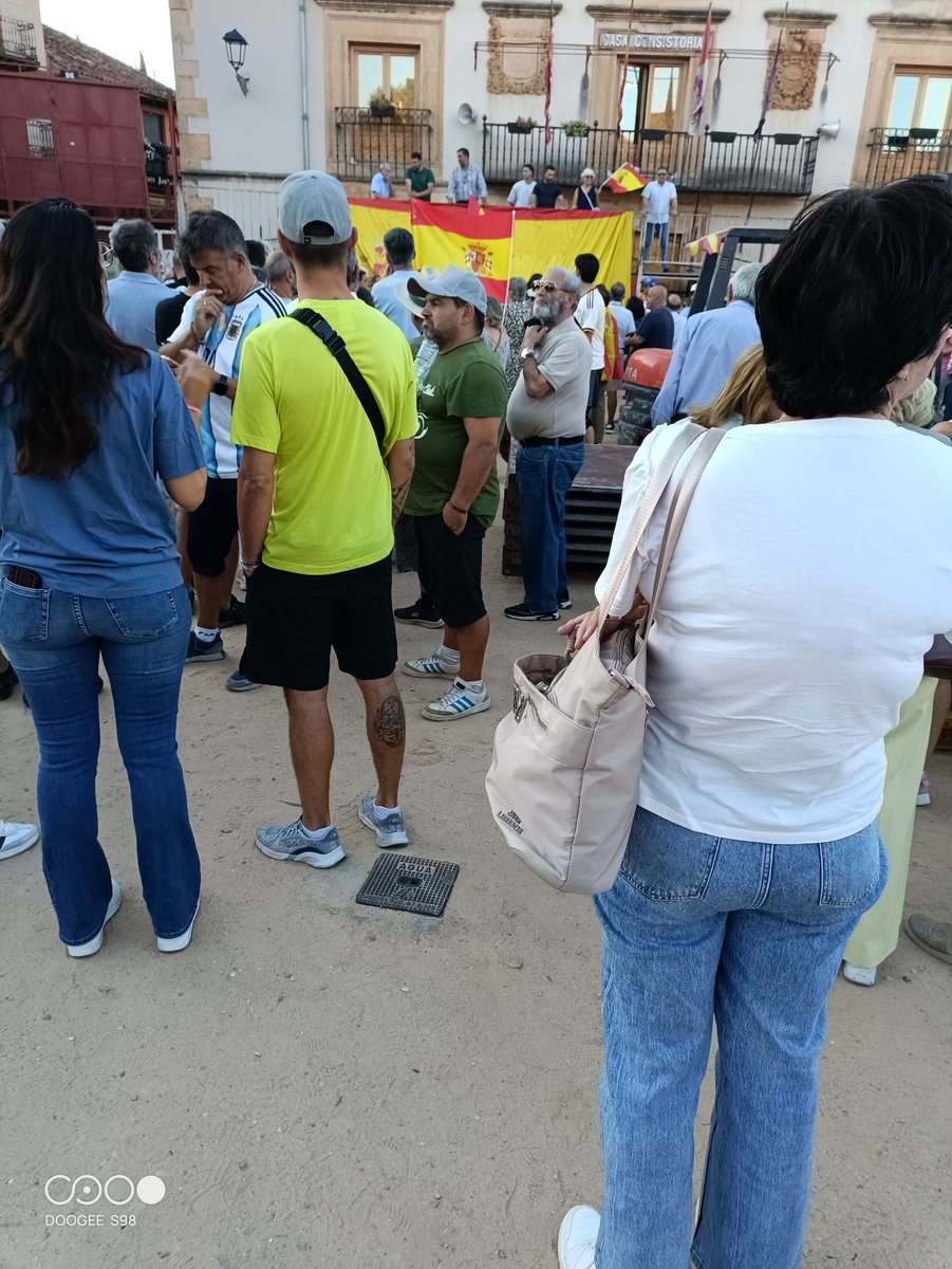 Danielb81704963's tweet photo. Desde la España de Delibes un pueblo de la castilla profunda también apollamos a Ceuta. Riaza Segovia está con los caballas. https://t.co/oLNL6nMYXW