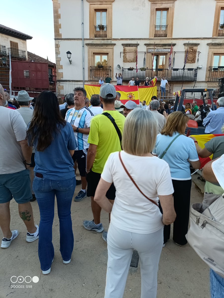 Danielb81704963's tweet photo. Desde la España de Delibes un pueblo de la castilla profunda también apollamos a Ceuta. Riaza Segovia está con los caballas. https://t.co/oLNL6nMYXW