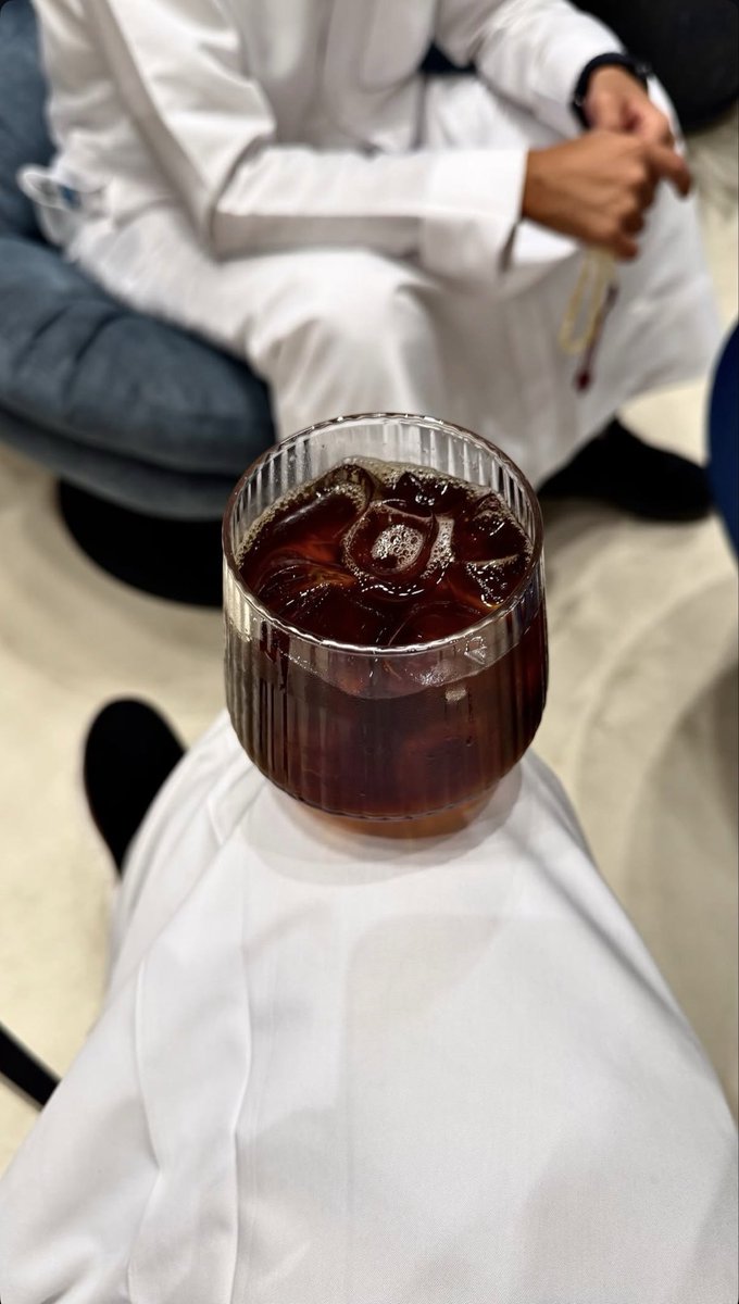 k_alshahen's tweet photo. على أبوه الملامة لو أبوه المنتج المشكور
وكيل الغِنْج و الحور النجل و المبسم الماسي

وهبه الله و أخذ حوريّة الدنيا و جابت حور
جمالٍ -يا صلاة الله- لا بصري و لا فاسي

لو أقدر كان خلّيتك بصندوق الذهب مصرور
عن وجيه الأوادم مالك إلا وجهي مواسي . https://t.co/uMpOUF453h