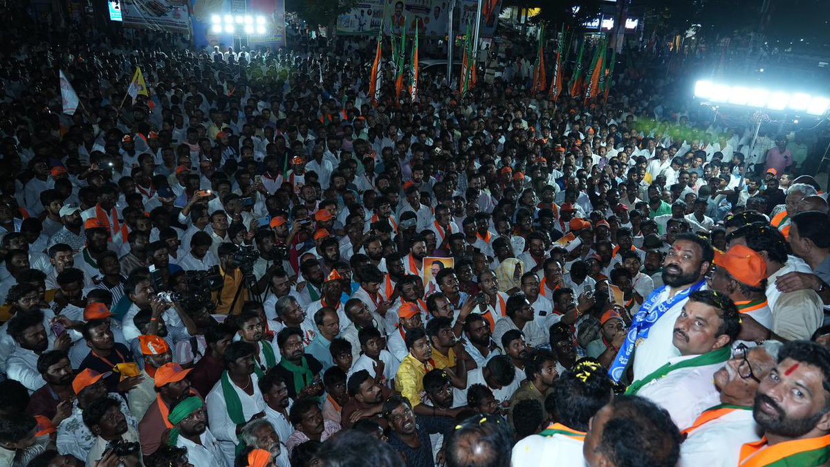 karkalasunil's tweet photo. ಭ್ರಷ್ಟ ಕಾಂಗ್ರೆಸ್ ಸರ್ಕಾರದ ವಿರುದ್ಧ “ಬಳ್ಳಾರಿ ಚಲೋ” ಪಾದಯಾತ್ರೆಯ ಮೂರನೇ ದಿನ ಸಿಂಧನೂರಿನಲ್ಲಿ ನಡೆದ ಬಹಿರಂಗ ಸಭೆಯಲ್ಲಿ ಬಾಗವಹಿಸಲಾಯಿತು.

#ಬಳ್ಳಾರಿಚಲೋ
#BallaryChalo https://t.co/J2tUNnxJiu