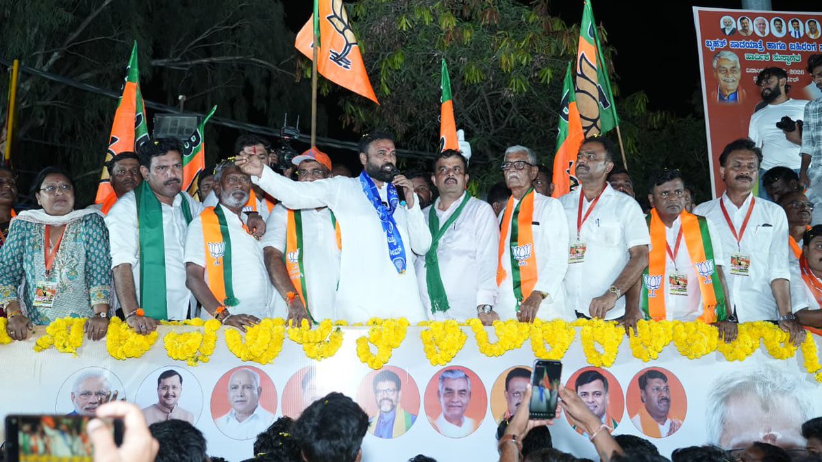 karkalasunil's tweet photo. ಭ್ರಷ್ಟ ಕಾಂಗ್ರೆಸ್ ಸರ್ಕಾರದ ವಿರುದ್ಧ “ಬಳ್ಳಾರಿ ಚಲೋ” ಪಾದಯಾತ್ರೆಯ ಮೂರನೇ ದಿನ ಸಿಂಧನೂರಿನಲ್ಲಿ ನಡೆದ ಬಹಿರಂಗ ಸಭೆಯಲ್ಲಿ ಬಾಗವಹಿಸಲಾಯಿತು.

#ಬಳ್ಳಾರಿಚಲೋ
#BallaryChalo https://t.co/J2tUNnxJiu
