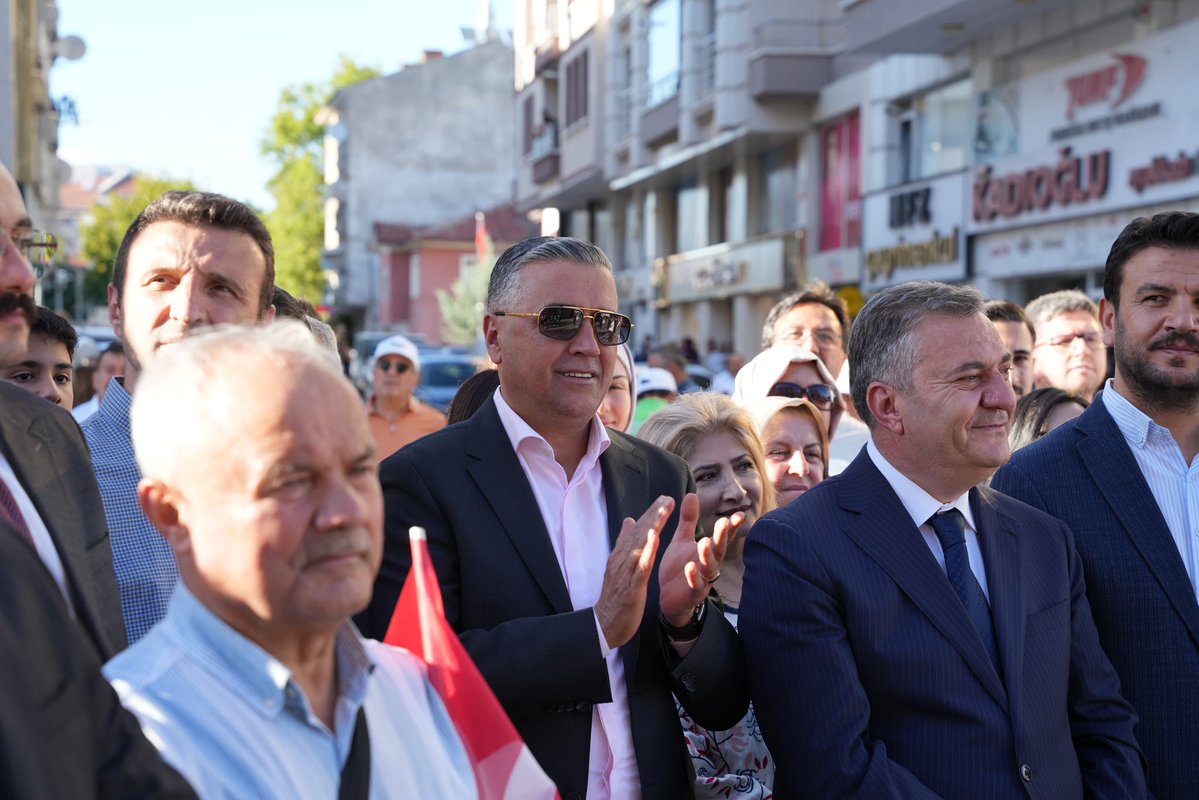 MhpAnkara06's tweet photo. 18. Uluslararası Çubuk Turşu ve Kültür Festivali Açılış Korteji’ne; İl Başkanımız Sn. Alparslan Doğan, Çubuk Kaymakamı Sn. Vehbi Bakır, Çubuk Belediye Başkanı Sn. Av. Baki Demirbaş, İl Yönetim Kurulu Üyelerimiz, Çubuk İlçe Başkanımız Sn. Satılmış Ezandemir ve Çubuk Belediyesi MHP Meclis Üyelerimiz ile birlikte katılım sağladı.

Nazik ev sahiplikleri ve misafirperverliklerinden dolayı Çubuk Kaymakamı Sn. Vehbi Bakır’a ve Çubuk Belediye Başkanı Sn. Av. Baki Demirbaş’a teşekkür ederiz.