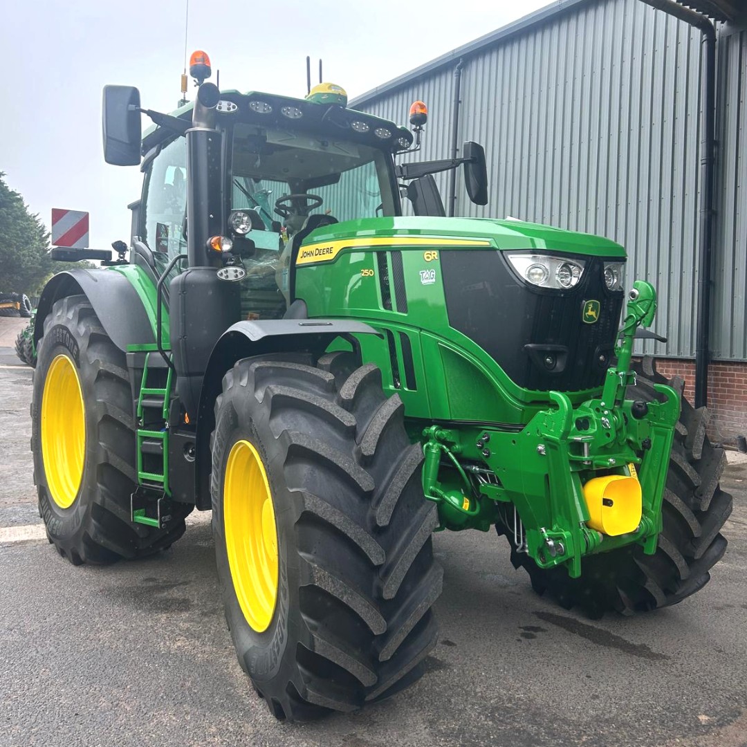 tallisamosgroup's tweet photo. 🚜💚💛 New 76 plate #JohnDeere 6R 250 leaving TAG Allscott!
Ready for work, this new John Deere is heading to its new home for the start of the #76plate registration period.
Congratulations to the new owner, we hope you enjoy your new John Deere🚜 👏
@JohnDeere #deerefriend https://t.co/HNK264wKrW