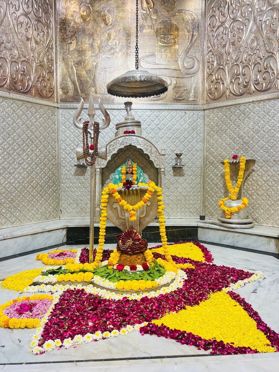 12Jyotirling's tweet photo. श्री नागेश्वर ज्योतिर्लिंग जी के आज के संध्या आरती दिव्य श्रृंगार दर्शन 03.09.2026 https://t.co/CfNAYChuwE