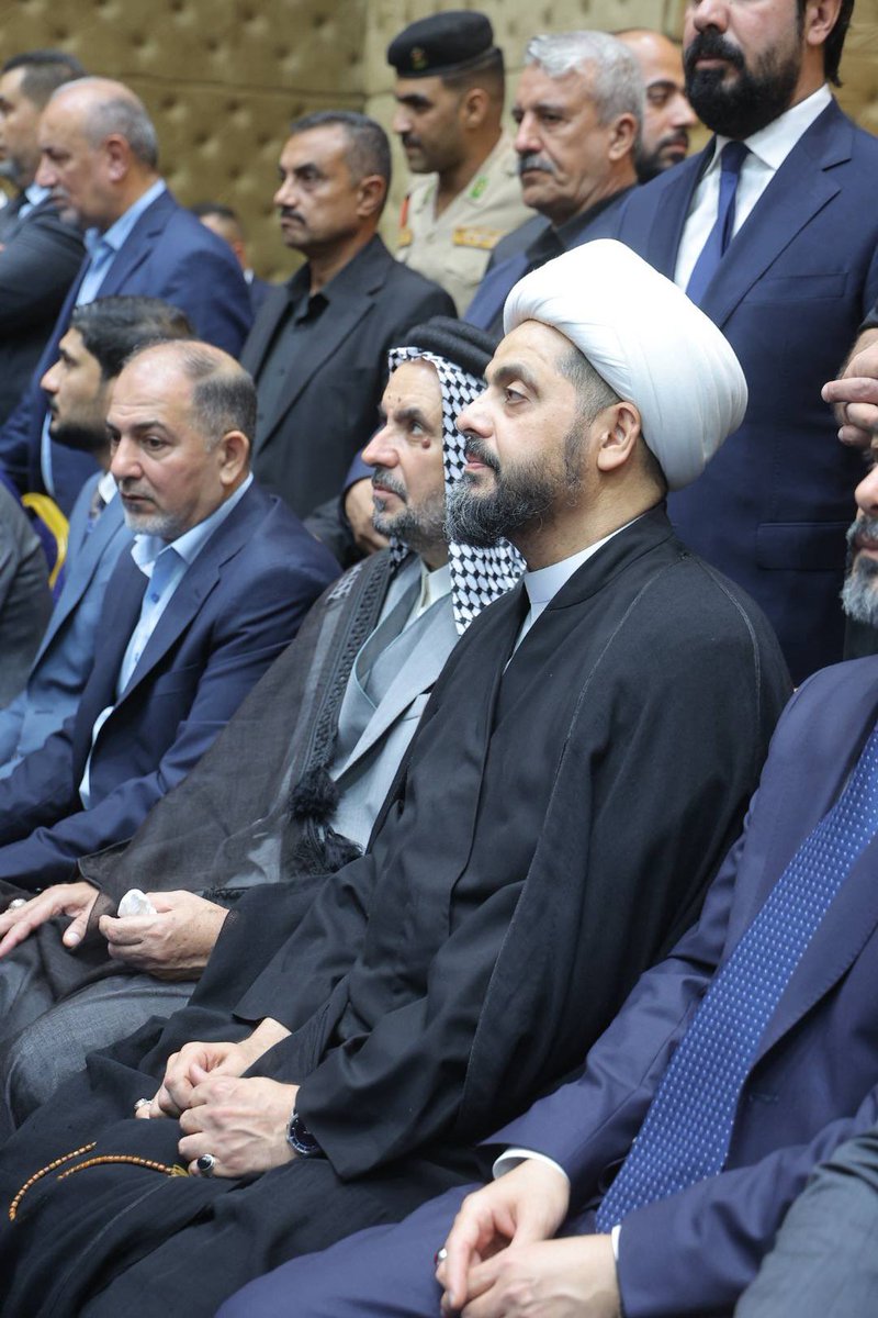 khazalimedia's tweet photo. سماحة الشيخ الأمين قيس الخزعلي،  يؤدي واجب العزاء بوفاة المَغفور لها والدة السيد الدكتور عبد الحسين الموسوي وزير الصحة في مجلس الفاتحة المُقام في العاصمة بغداد . https://t.co/Qpnqll2jIz