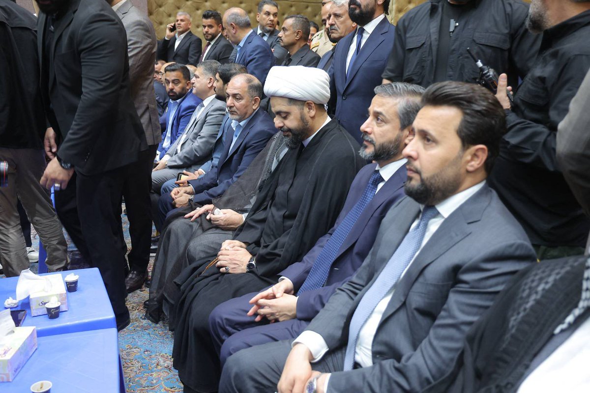 khazalimedia's tweet photo. سماحة الشيخ الأمين قيس الخزعلي،  يؤدي واجب العزاء بوفاة المَغفور لها والدة السيد الدكتور عبد الحسين الموسوي وزير الصحة في مجلس الفاتحة المُقام في العاصمة بغداد . https://t.co/Qpnqll2jIz