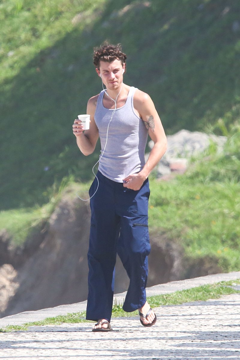 quem's tweet photo. Shawn Mendes beeeem brasileirinho tomando seu café enquanto caminha pela praia e escuta música. Será que está ouvindo referências brasileiras para o próximo álbum? 

📸: Delson Silva/AgNews https://t.co/VQAbw8QEF1