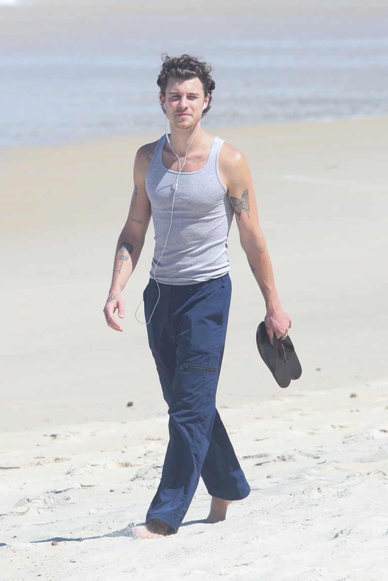 quem's tweet photo. Shawn Mendes beeeem brasileirinho tomando seu café enquanto caminha pela praia e escuta música. Será que está ouvindo referências brasileiras para o próximo álbum? 

📸: Delson Silva/AgNews https://t.co/VQAbw8QEF1