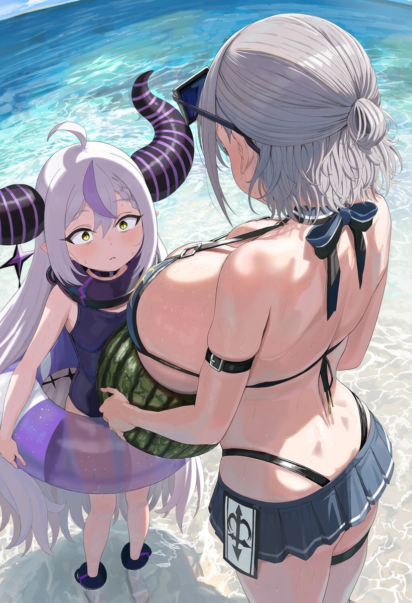 numenume0823's tweet photo. 白銀ノエルとラプラス・ダークネスでスイカ割り準備。 https://t.co/eBCb2Ignd9