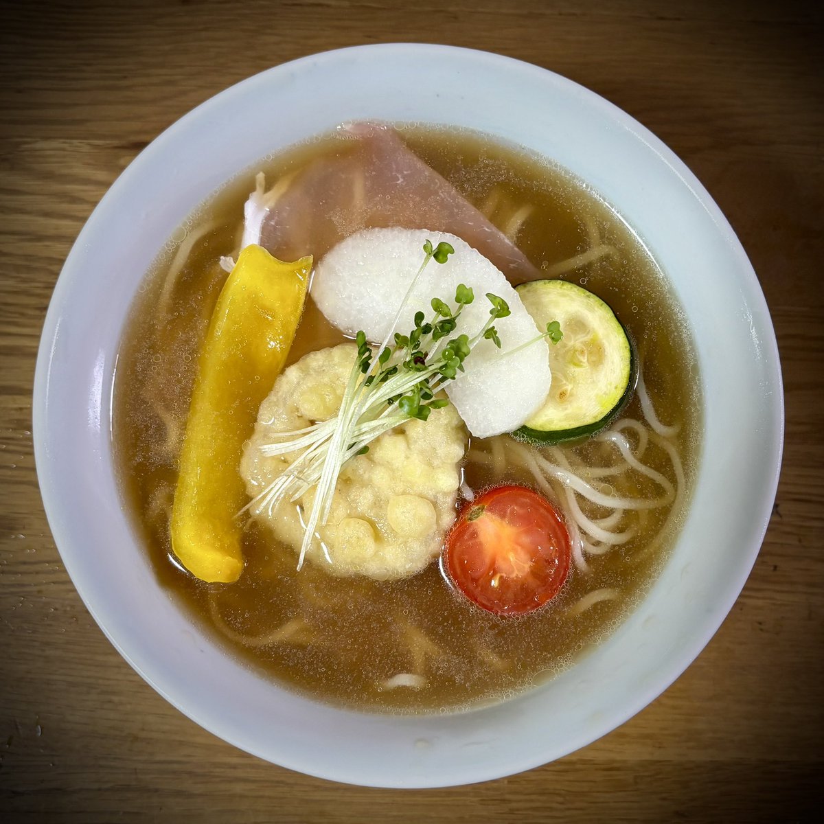 SecretMarigold's tweet photo. 感動の続きがあった🥰  「冷製らー麺2026 和紅茶と果実」まるで奇跡が起こったようなスープ😋 お店で食べた時より鮭節が強めかな？ トッピングは迷ったけど生ハムはよいね♡ 梨も乗っけてみた🤭 そして日曜は鮎だってか… いいね😊
#鉢ノ葦葉
#冷製らー麺
#和紅茶
#べにふうき
#BASE通販 https://t.co/0FoXjoSjjj