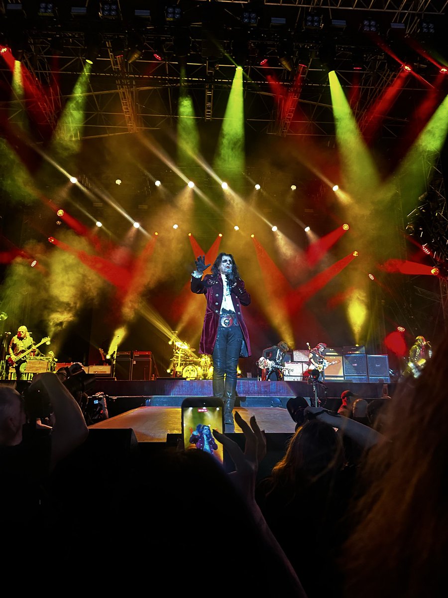 jamesgorvetttr1's tweet photo. @hollywoodvamps thank you for an amazingnight! @alicecooper @ScarboroughOAT https://t.co/buHkzJ6gLe