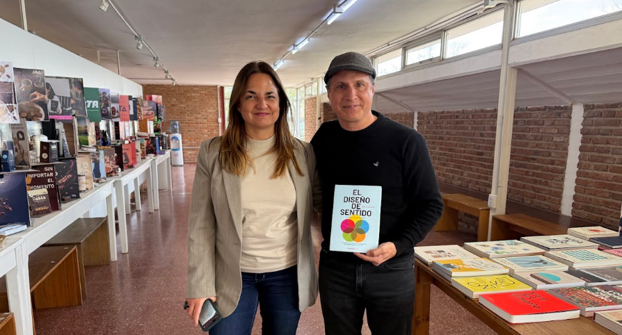 UCCoficial's tweet photo. Diseñar con sentido. Diálogos con Analía Cervini✏️

En la mañana de este jueves 3/9 visitó nuestro Campus Universitario Analía Cervini, doctora en diseño e innovación y diseñadora industrial, investigadora, consultora y directora de proyectos de diseño estratégico e innovación, especializada en la construcción de escenarios futuros, con lo que dirige laboratorios y proyectos de innovación en empresas, emprendimientos e instituciones.

Invitada por nuestra Facultad de Arquitectura y Diseño, Cervini presentó su nuevo libro El diseño de sentido (o el sentido del diseño) donde, además, expuso y respondió preguntas de estudiantes y docentes de nuestra Facultad de Arquitectura y Diseño, en particular de quienes están cursando las licenciaturas en Diseño y en Diseño de Indumentaria y Alta Moda.

Compartimos algunas imágenes de la visita👇