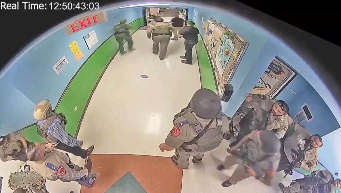 SourGrapeVA's tweet photo. Cameras recorded cops standing around NOTHING during the Uvalde/Robb Elementary School shooting. And when people wanted to hold cops responsible for the deaths, lawyers come up from the gates of Hell to say: Cops DON'T have to prevent crime, only investigate it. https://t.co/9qlP5tXThE