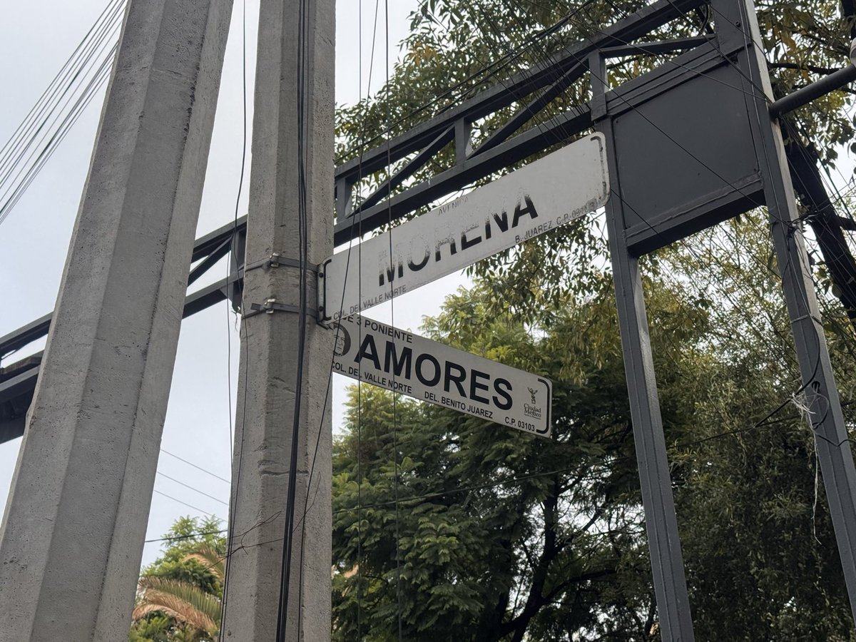 woodland_school's tweet photo. 🚦 REPORTE DE SEMÁFORO, en el cruce de calle Morena y Amores, Col. Del Valle, Alc. Benito Juárez, se queda pegado/cicla incorrectamente, provocando tráfico entre 7-8:00 am, ¿Nos pueden apoyar con la revisión por favor? Gracias @C5_CDMX @UCS_GCDMX  @BJAlcaldia @BlindarBJ https://t.co/SOBI428VpR