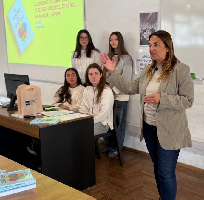 UCCoficial's tweet photo. Diseñar con sentido. Diálogos con Analía Cervini✏️

En la mañana de este jueves 3/9 visitó nuestro Campus Universitario Analía Cervini, doctora en diseño e innovación y diseñadora industrial, investigadora, consultora y directora de proyectos de diseño estratégico e innovación, especializada en la construcción de escenarios futuros, con lo que dirige laboratorios y proyectos de innovación en empresas, emprendimientos e instituciones.

Invitada por nuestra Facultad de Arquitectura y Diseño, Cervini presentó su nuevo libro El diseño de sentido (o el sentido del diseño) donde, además, expuso y respondió preguntas de estudiantes y docentes de nuestra Facultad de Arquitectura y Diseño, en particular de quienes están cursando las licenciaturas en Diseño y en Diseño de Indumentaria y Alta Moda.

Compartimos algunas imágenes de la visita👇