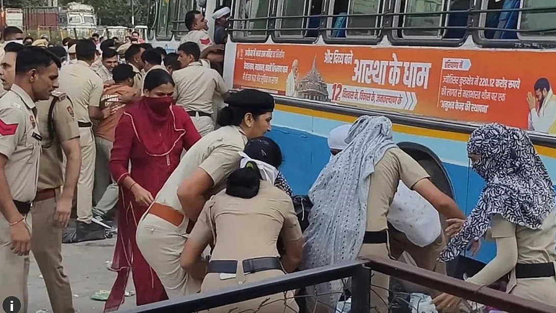 BezwadaWilson's tweet photo. No dignity in work, No dignity in protest! Arresting, harassing protesting sanitation workers in Haryana is unjustified and reflection of casteist and patriarchal mindsets in society! We stand in support of this agitation! #stopkillingus #dalitlivesmatter https://t.co/gKYn8ppfBw