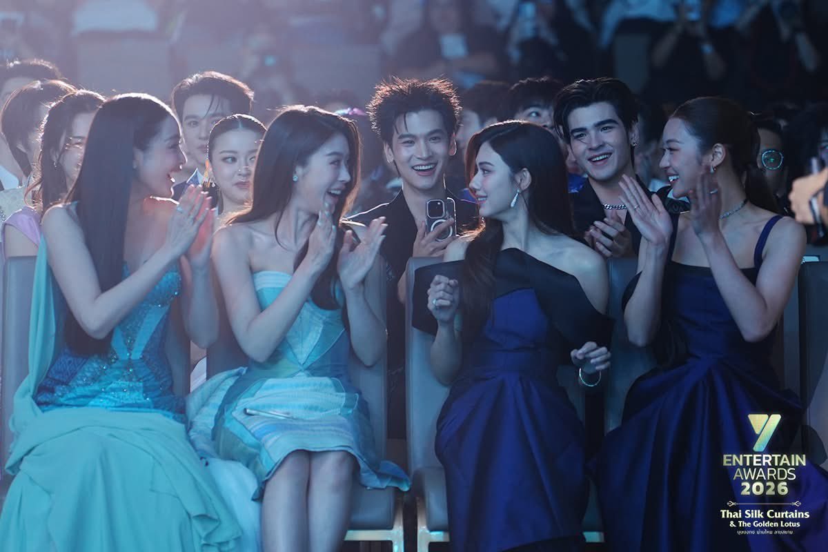 LittleP_05's tweet photo. ชื่อภาพ: We're so proud of you (Lena)

สายตาของทุกคนที่มองมาที่แค่คนๆเดียว สายตาที่มีแต่ความยินดี รอยยิ้มที่บ่งบงถึ���ความสุขไปกับเธอ และถึงแม้ว่าเจ้าตัวจะยังค��มึนงง ชอบรูปนี้จัง https://t.co/qrr9Lg8Otp