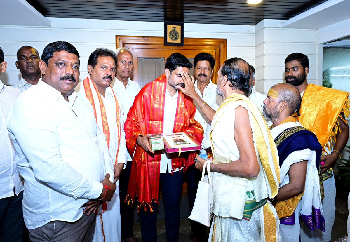 JaiTDP's tweet photo. కాణిపాకం శ్రీ వరసిద్ధి వినాయకస్వామి దేవస్థానంలో ఈ నెల 14 నుంచి అక్టోబర్ 4 వరకు జరిగే వార్షిక బ్రహ్మోత్సవాలకు హాజరుకావాలని విద్య, ఐటీ శాఖల మంత్రి నారా లోకేష్‌కు  పూతలపట్టు ఎమ్మెల్యే మురళీ మోహన్, దేవాదాయశాఖ కమిషనర్ రామచంద్రమోహన్, ఆలయ ఛైర్మన్ సురేంద్రబాబు ఉండవల్లి నివాసంలో  కలిసి ఆహ్వానపత్రికను అందజేశారు.
#NaraLokesh 
#AndhraPradesh