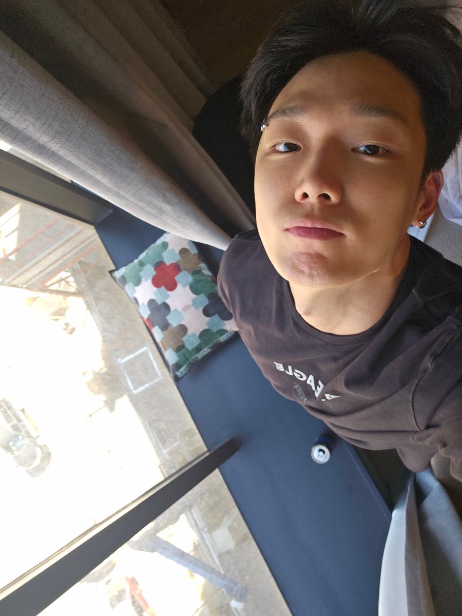 jiwonscherry's tweet photo. BOBBY FED US A SELCAS WITH VARIOUS ANGLES😭🫶🏻 https://t.co/emPEO6Ipdy