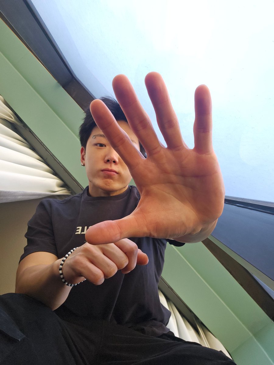 jiwonscherry's tweet photo. BOBBY FED US A SELCAS WITH VARIOUS ANGLES😭🫶🏻 https://t.co/emPEO6Ipdy