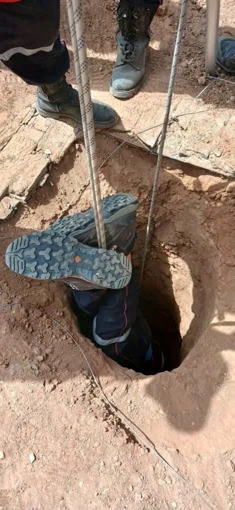 Eyaaaad's tweet photo. هذا أكثر خبر متداول في الجزائر الآن، عن طفل جزائري عمره 10 سنوات اسمه أيوب، ذهب ومعه غداء لشقيقه الأكبر الذي يرعى الغنم، وفي رحلة العودة للمنزل داس على لوح خشبي يغطي فتحة لكن انهار اللوح بسبب عوامل الزمن واتضح أن الفتحة عبارة عن بئر عمقها 80 متر وقطرها 40 سنتيمتر فقط، وسقط أيوب فيها.

بسبب ضيق الفتحة وخطر انهيار التربة تم منع النزول المباشر لإنقاذه واضطروا لاستخدام خطة بديلة تعتمد على حفر خندق متوازي مع البئر للوصول إلى الطفل، وفرق الإنقاذ تواصل جهودها الآن على مدار الساعة في الحفر لإخراج الصغير.

المؤلم أن مسؤولو فرق الطوارئ وصفوا عملية الإنقاذ بأنها «معقدة للغاية» بسبب وعورة المنطقة وهشاشة التربة وضيق فتحة البئر.

الحادثة تعيد للأذهان المأساة التي وقعت للطفل المغربي ريان قبل 4 سنوات ونصف.

دعواتكم لأيوب بالنجاة