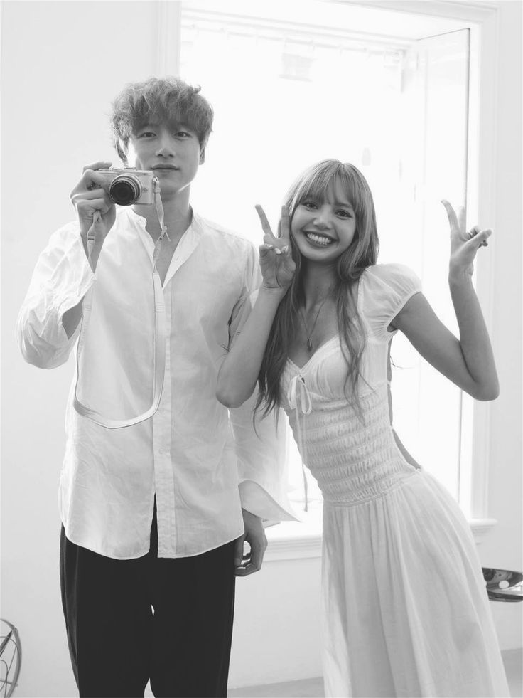 npomvtt's tweet photo. Lisa do BLACKPINK revelou que a música Dream foi escrita sobre um dos relacionamentos escondidos que ela teve durante a carreira do grupo, e que, antes de lançá-la, entrou em contato com a pessoa e perguntou se tinha problema.

A pessoa respondeu que não  tinha, desde que o público não fosse atrás de descobrir quem ela é.