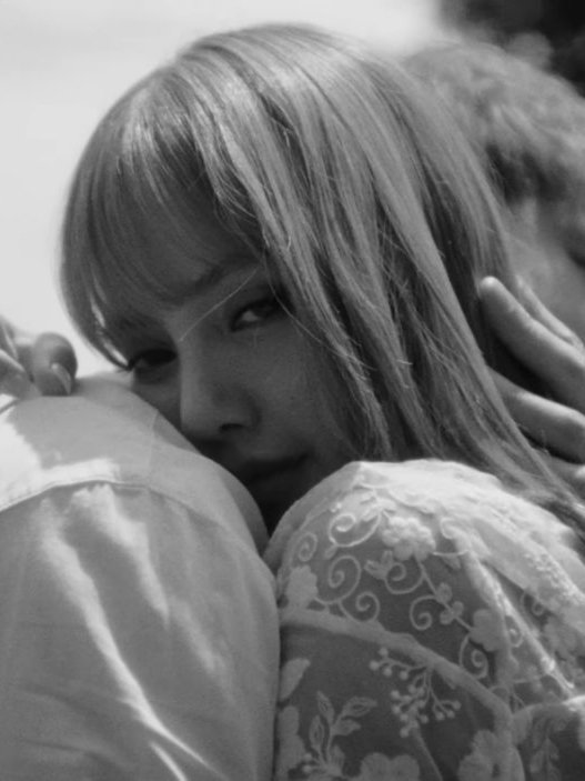 npomvtt's tweet photo. Lisa do BLACKPINK revelou que a música Dream foi escrita sobre um dos relacionamentos escondidos que ela teve durante a carreira do grupo, e que, antes de lançá-la, entrou em contato com a pessoa e perguntou se tinha problema.

A pessoa respondeu que não  tinha, desde que o público não fosse atrás de descobrir quem ela é.