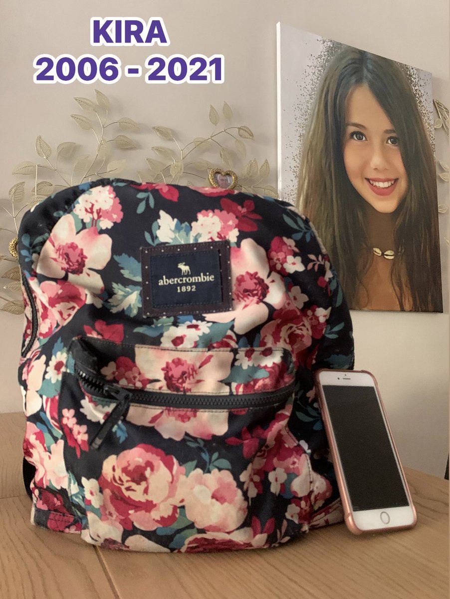 MaryJoLo70's tweet photo. 💔 Esto es todo lo que me quedó de mi hija Kira cuando decidió quitarse la vida antes de ir al colegio aquel 19 de mayo de 2021: su mochila, aún con sus cosas dentro, y el móvil desde el que me envió su WhatsApp de despedida aquella mañana. 
Desde entonces llevo más de cinco años luchando para que ningún otro niño o niña tenga que pasar por lo que pasó mi hija, para que sus mochilas no se llenen de tanto sufrimiento, miedo y desesperación que no puedan cargarlas más. Pero de nada ha servido porque no han parado de sumarse vidas rotas para siempre a la lista. 
Y aquí estamos otra vez. En estas fechas, a punto de empezar el curso, nos bombardean con los mismos titulares de siempre. La Consejería de Educación de Andalucía anuncia a bombo y platillo que endurece las medidas contra el acoso escolar y que será el agresor el que tenga que cambiar de centro, pero sólo “si se acredita que hubo acoso escolar” y dependiendo de la situación del agresor. Mientras, el Ministerio de Educación publica su guía de protocolos que además de “voluntaria” deja fuera toda aquella violencia que no sea “acoso escolar o ciberacoso” (violencias ejercidas por adultos del centro, agresiones sexuales, o situaciones de odio y discriminación que exigen una actuación inmediata). Titulares perfectos para blanquear la imagen institucional, para dar la sensación de que por fin se está trabajando de verdad. Pero los que hemos sido víctimas, o madres y padres de víctimas, sabemos que es el mismo engaño de cada año.
Porque lo único que consiguen estas medidas es perpetuar la situación de siempre. Siguen reduciendo todo a “acoso escolar”, esa etiqueta que exige reiteración. Y al exigir reiteración estamos normalizando las violencias en las escuelas hasta que alguien, desde un despacho, decida que la víctima ya ha sufrido lo suficiente como para merecer que se le ponga nombre. Estamos permitiendo que la víctima aguante un pulso de violencias, que resista insultos, humillaciones, aislamiento, amenazas, golpes… el tiempo que haga falta para que el daño sea “reiterado” y se pueda abrir el expediente. Mientras tanto, el agresor sigue ahí. Mientras tanto, el centro puede suavizarlo, archivarlo o convertirlo en “conflicto entre iguales” por imagen, por presión o por comodidad.
No hay trabajo real. No hay ganas de solucionarlo. No se escucha a las víctimas. Es más fácil normalizar el concepto de acoso escolar y evitar hablar de violencias que obligan a actuar desde el primer momento. Es más fácil jugar con la tranquilidad de las familias cada septiembre, venderles seguridad con anuncios que suenan contundentes y que, en la práctica, siguen exigiendo que el niño o la niña se quiebre antes de que el sistema se digne a moverse. Eso si lo hacen, porque los juzgados están llenos de demandas que demuestran lo contrario. 
Yo ya no tengo a mi hija. Solo me quedan su mochila y ese mensaje de despedida. Y cada vez que veo estos titulares siento la misma indignación, frustración y rabia, además de una certeza: mientras sigan exigiendo reiteración para actuar, seguirán dejando que las víctimas sufran, seguiremos incumpliendo las indicaciones de la UNESCO para actuar ante cualquier tipo de violencia (y no solo por acoso escolar) que pueda producirse en los centros escolares, vulnerando los derechos de los menores. Seguiremos destruyendo vidas y perdiendo a nuestros hijos. 
¿CUÁNTAS VÍCTIMAS MÁS TIENEN QUE MORIR PARA QUE LO ENTIENDAN Y SE DEJE DE DAR ESPACIO AL MALTRATO? Ese debe ser el punto de partida, no cuando el daño ya está hecho y la mochila resulta demasiado pesada. 

#stopbullyingforkira
#eldiariodekira