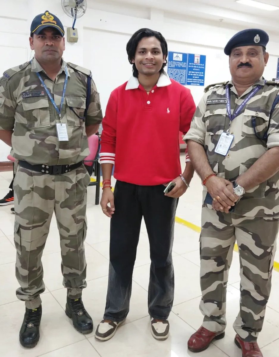awesh29's tweet photo. बने रहिए एक घंटे बाद आपको दिखाते हैं  स्वतंत्र भारद्वाज ने किस हथियार से फोड़ा था जंतर मंतर पर एक बूढ़े बाप का सिर?  किसको दे रहा है कट्टे से मारने की धमकी? किसके संरक्षण पर दिल्ली की सड़कों पर खुलेआम घूम रहा यह अपराधी? 

फिलहाल देखिए और जानिए कि वह अति सुरक्षा घेरे में 2024 में हुए प्रधानमंत्री नरेंद्र मोदी के शपथ ग्रहण समारोह में भी शामिल था।एक ऐसा  आयोजन जिसमें दुनिया भर के राजनयिक और नेता मौजूद थे।