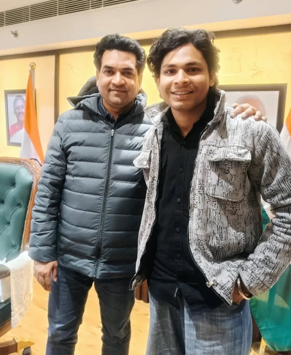 awesh29's tweet photo. बने रहिए एक घंटे बाद आपको दिखाते हैं  स्वतंत्र भारद्वाज ने किस हथियार से फोड़ा था जंतर मंतर पर एक बूढ़े बाप का सिर?  किसको दे रहा है कट्टे से मारने की धमकी? किसके संरक्षण पर दिल्ली की सड़कों पर खुलेआम घूम रहा यह अपराधी? 

फिलहाल देखिए और जानिए कि वह अति सुरक्षा घेरे में 2024 में हुए प्रधानमंत्री नरेंद्र मोदी के शपथ ग्रहण समारोह में भी शामिल था।एक ऐसा  आयोजन जिसमें दुनिया भर के राजनयिक और नेता मौजूद थे।