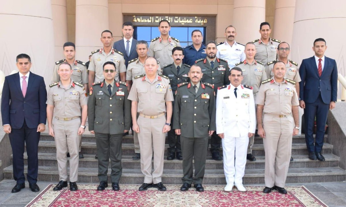 KuwaitArmyGHQ's tweet photo. ترأس معاون رئيس الأركان لهيئة الإمداد والتموين اللواء الركن مهندس صلاح سعود العازمي، وفد الجيش الكويتي المشارك في الاجتماع الخامس عشر للجنة التعاون الكويتية المصرية، الذي عُقد في جمهورية مصر العربية الشقيقة.

وجرى خلال الاجتماع بحث عدد من الموضوعات ذات الاهتمام المشترك، ومناقشة سبل تطوير مجالات التعاون وتبادل الخبرات بما يسهم في دعم العمل المشترك بين القوات المسلحة في البلدين الشقيقين.

كما التقى اللواء الركن مهندس صلاح سعود العازمي، بنظيره رئيس هيئة الإمداد والتموين بالقوات المسلحة المصرية اللواء محمد كمال، ومدير التعاون اللواء أحمد عمر، حيث جرى تبادل وجهات النظر حول عدد من المواضيع المتعلقة بمجالات التعاون العسكري، وسبل تعزيز التنسيق القائم بين الجانبين.

وعلى هامش الاجتماعات، التقى آمر القوة البحرية اللواء الركن بحري سيف الهملان، بنظيره قائد القوات البحرية المصرية الفريق بحري محمود فوزي، حيث تم بحث أوجه التعاون والتنسيق البحري بين الجانبين، وتبادل الخبرات في عدد من المجالات ذات الاهتمام المشترك. 

حضر الاجتماعات رئيس الملحق العسكري الكويتي في جمهورية مصر العربية الشقيقة العميد الركن ضاري فالح الهاجري وعدد من كبار الضباط القادة من كلا الجانبين.

#الجيش_الكويتي