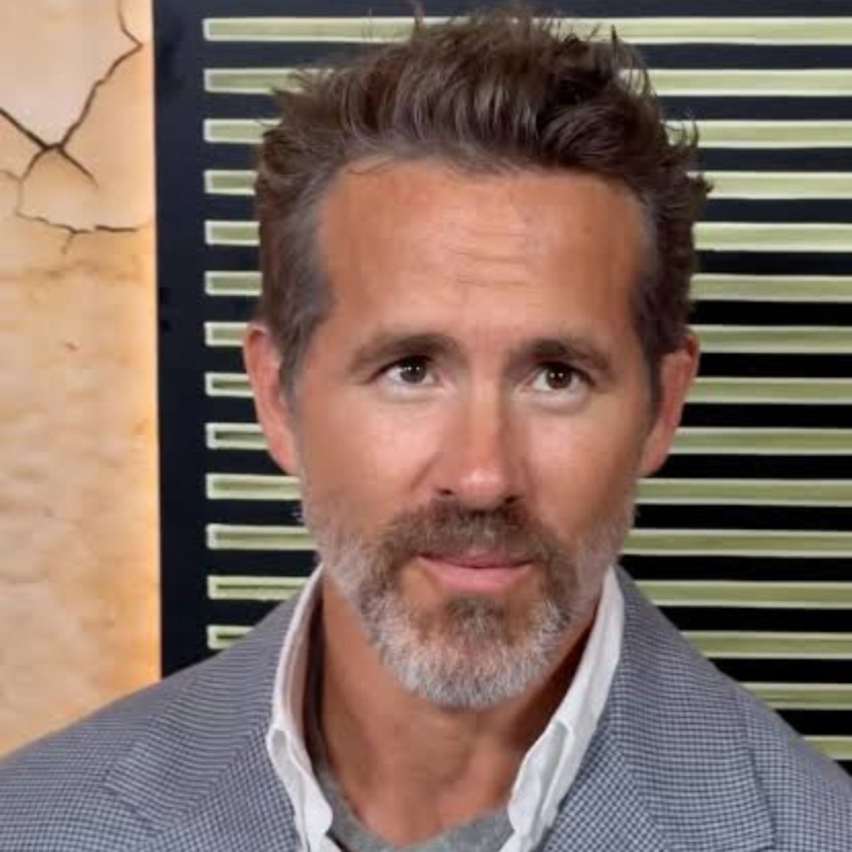 screentime's tweet photo. Ryan Reynolds says he’d “totally” cameo in Lanterns

He also says he “owes” his entire career to 2011’s Green Lantern https://t.co/WoPdRv5GS1