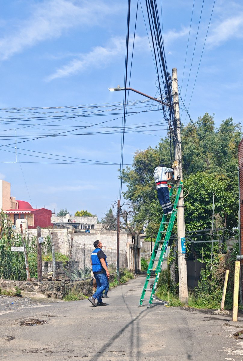 hurican28's tweet photo. Gracias por el apoyo ya se encuentra personal técnico arreglando el tótem MC11980. Reportado ayer. @C5_CDMX @UCS_GCDMX https://t.co/l844exYQ53