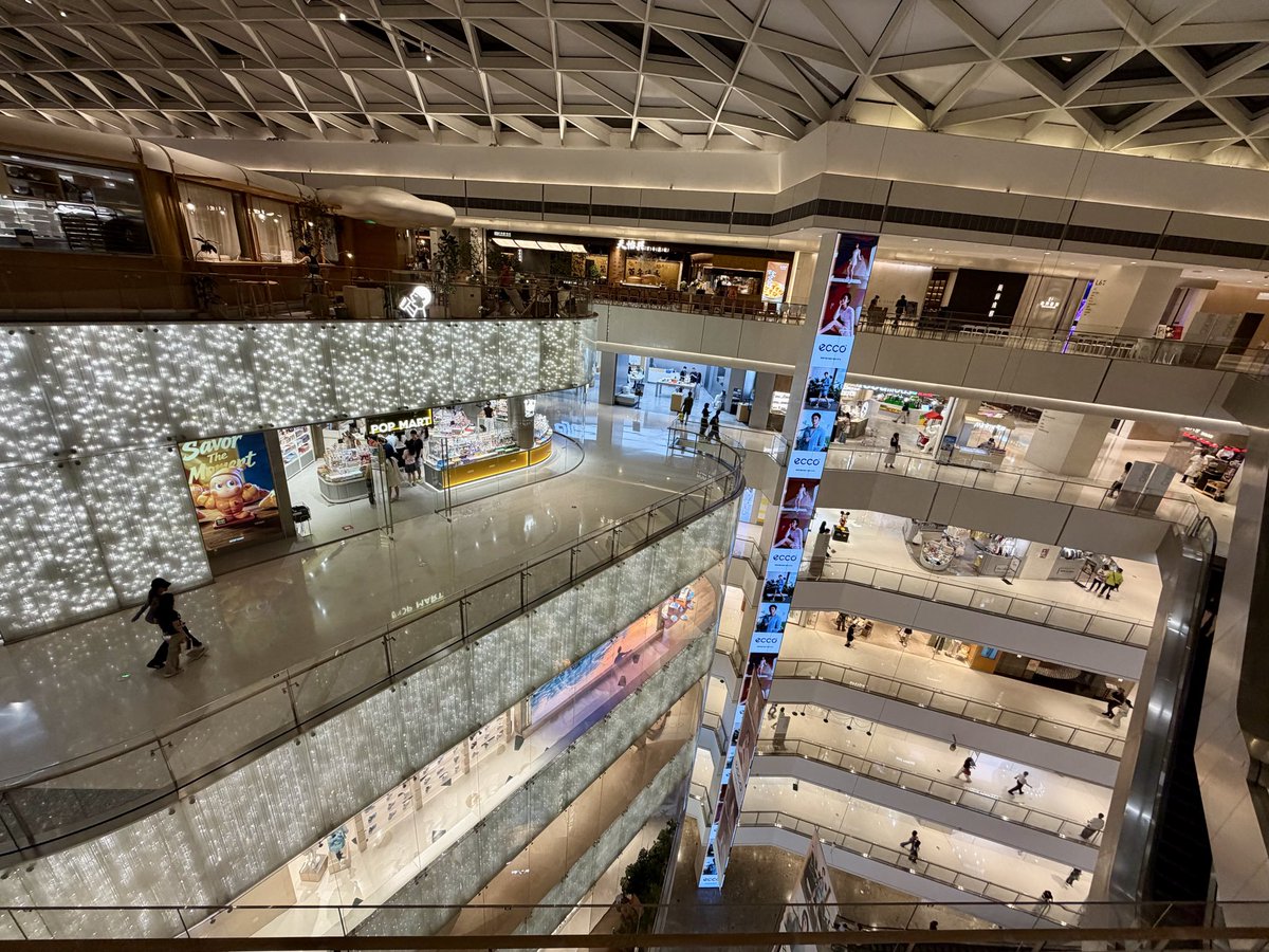 RuguoRuge's tweet photo. 深圳万象天地美食购物广场🛍️
这款华为电车才20多万RMB🤗 https://t.co/CQnXfbYIlG