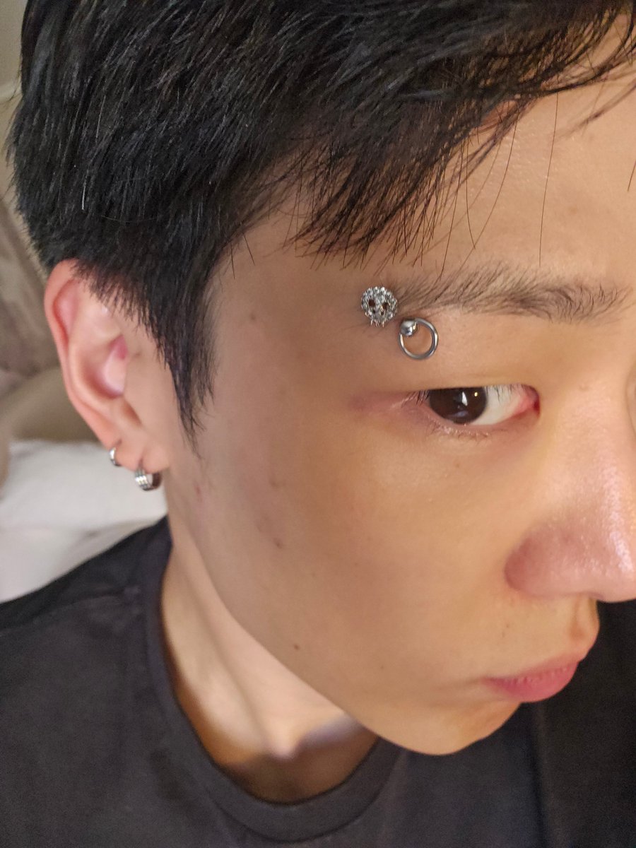 jiwonscherry's tweet photo. bobby's eyebrows piercing 💀 https://t.co/WIBhMFFsTX