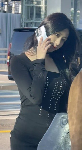 AhyeonBrasil's tweet photo. 😅 #AHYEON fingindo que está em uma ligação para fazer propaganda do celular com o qual tem parceria.

#아현 #アヒョン #BABYMONSTER https://t.co/j7vgGkh4jb