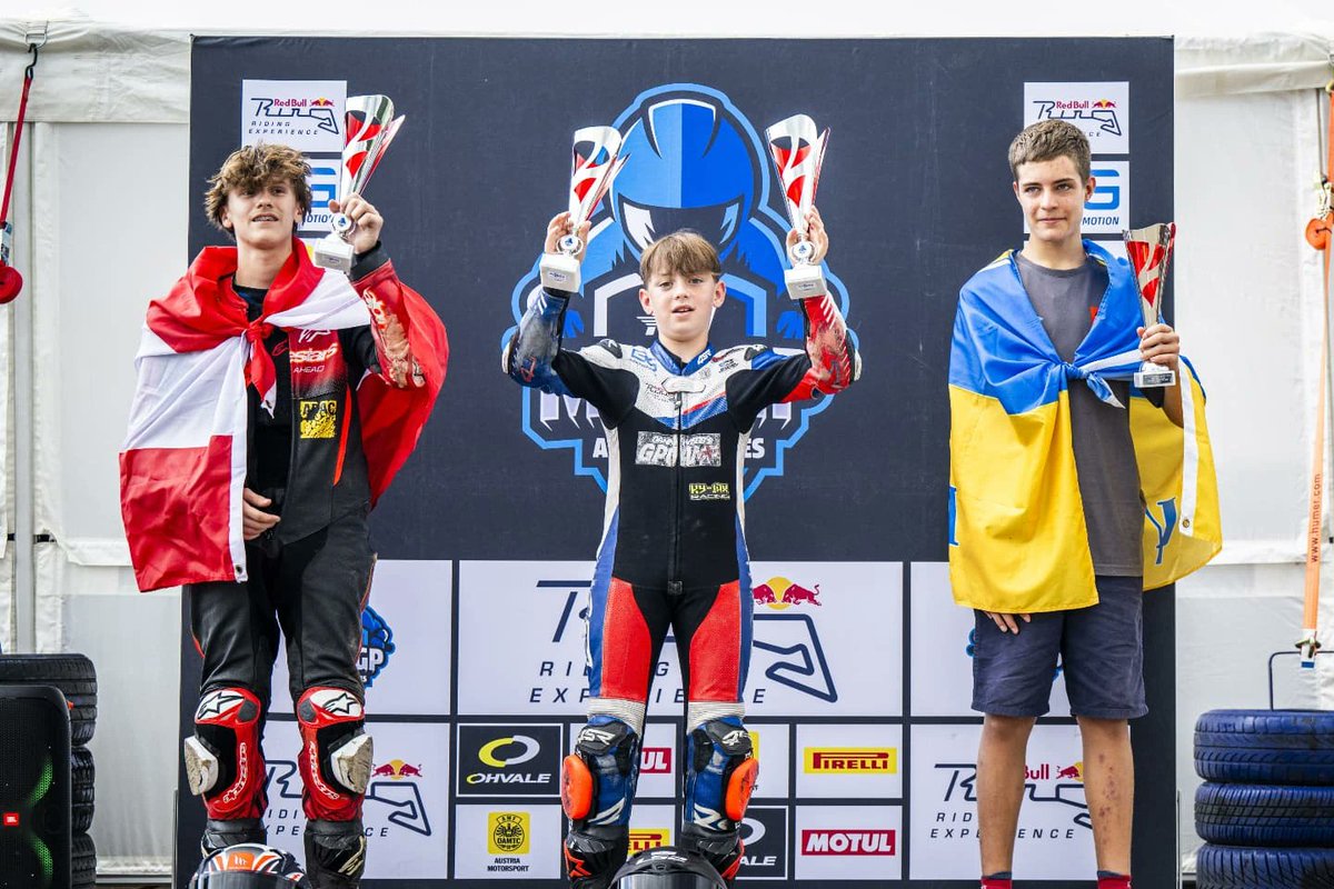 DorothySteprgf's tweet photo. FIM MiniGP Austria 160 Round 4

Race 1
1. Yevsevii Kovolov
2. Rider42Racing
3. Ole Säuberlich

Race 2
1. Thorley Trevorrow
2. Patrick Faderl
3. Yevsevii Kovolov https://t.co/XXv6DUWYBj