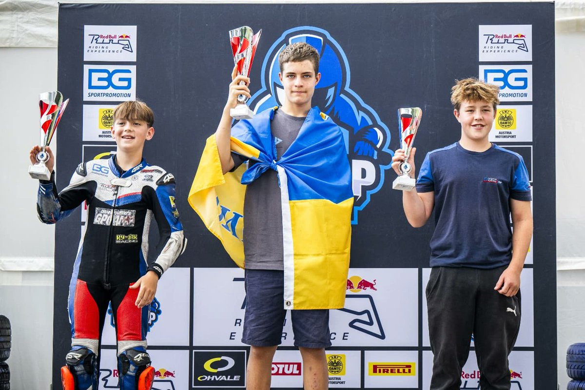 DorothySteprgf's tweet photo. FIM MiniGP Austria 160 Round 4

Race 1
1. Yevsevii Kovolov
2. Rider42Racing
3. Ole Säuberlich

Race 2
1. Thorley Trevorrow
2. Patrick Faderl
3. Yevsevii Kovolov https://t.co/XXv6DUWYBj