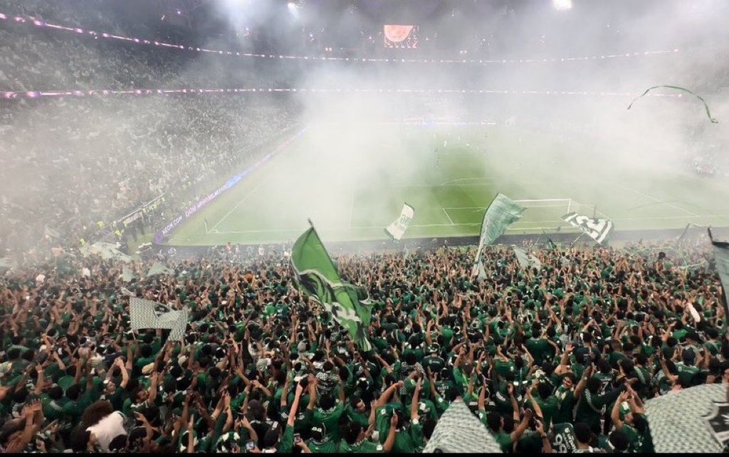AbdullahAB000's tweet photo. مدرج عظيم .. وجماهير  تصنع القرار . 
والمؤثر الأول في الكرة السعودية ..

شكرًا جمهور الأهلي .. وتنتظر باقي التعديلات بإذن الله 💚
#الاهلي https://t.co/vvJGXXXPnh