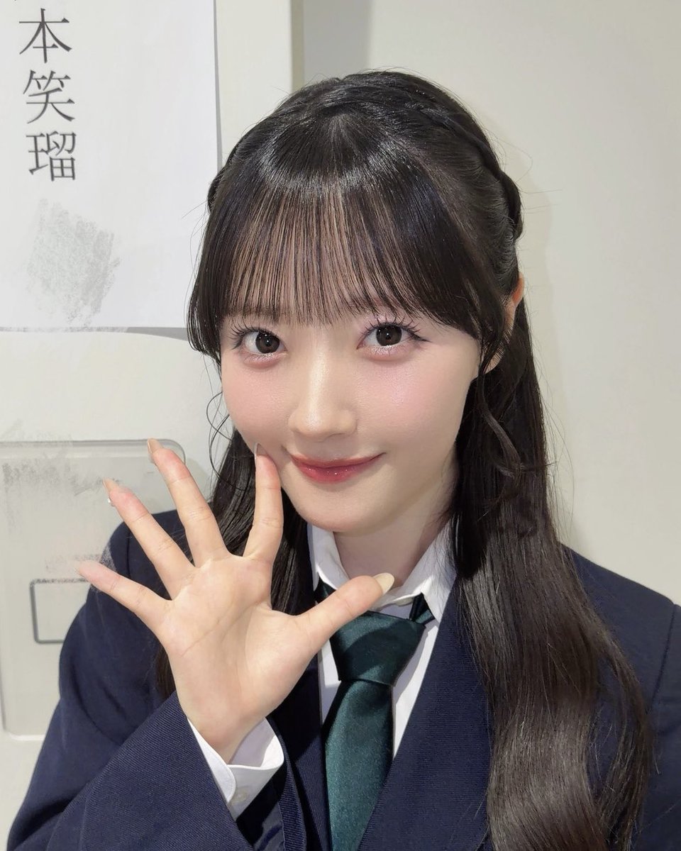 koiwaiiclub's tweet photo. 교복룽룽
똥머리 반묶음 웨이브 전부 다이스키……🧎🏻‍♀️ https://t.co/IHf0txguLB