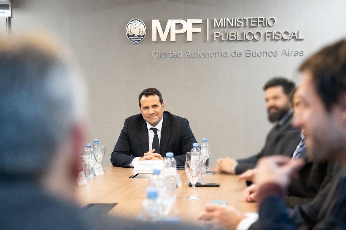 ezequielmauro's tweet photo. ATENCIÓN AHORA NUEVO JEFE DE LOS FISCALES EN LA CIUDAD. 
. Con 51 votos de la Legislatura porteña asume un nuevo Fiscal General de la Ciudad de Buenos Aires. 
. Se trata de Martín López Zavaleta quien alcanzó 51 adhesiones (necesitaba 40 votos), récord histórico para un cargo clave. Tuvo consenso entre oficialistas, aliados y oposición. 
. Empezó como escribiente y recorrió todos los escalafones de la carrera judicial desde hace 27 años. 
. Es el primer fiscal de 1ª instancia de CABA que es elegido para liderar la institución.
. Egresado de la carrera de Derecho de la Universidad de Buenos Aires y con un posgrado en Ciberdelincuencia de la Universidad de Cataluña, el fiscal López Zavaleta ingresó al Ministerio Público Fiscal de la Ciudad en 1999, un año después de su creación.
. En su explosión en audiencia  pública dejó en claro su objetivo como Fiscal General: “Construir un Ministerio Público Fiscal eficiente, rápido, cercano con las víctimas y respetuoso de las garantías constitucionales”.
. Tiene cuatro hijas y estuvo a cargo del Instituto Superior de Seguridad Pública donde se entrena y se gradúan los Policias de la Ciudad.