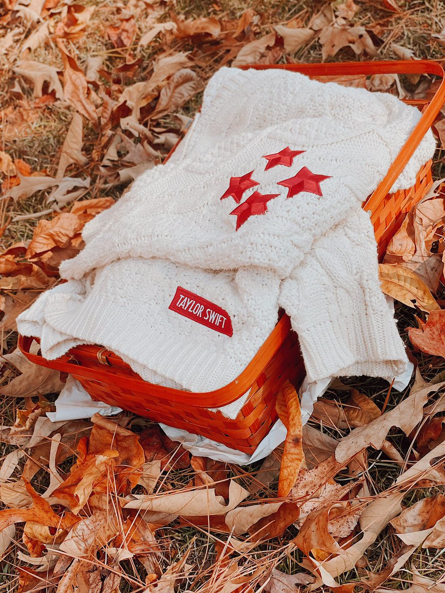 JessicaSwift130's tweet photo. Happy ATW season!!!❤️🧣 https://t.co/sVQyeCzFYN