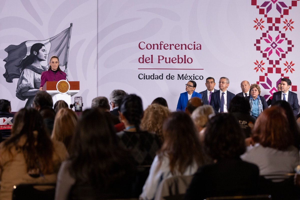 OliviaSalomonV's tweet photo. Hoy, en la #MañaneraDelPueblo, la presidenta @Claudiashein presentó un balance de los avances de @SEGOB_mx de los primeros dos años de gobierno, con énfasis en gobernabilidad, derechos humanos y construcción de paz.

🤝 La Secretaría de Gobernación informó que se ha preservado la gobernabilidad mediante el diálogo y la concertación, garantizando el ejercicio de las libertades, así como la protección de los derechos de las víctimas, el refugio y la protección internacional.

🔎 La dependencia ha incorporado a más de 400 especialistas para fortalecer la búsqueda de personas desaparecidas y mantiene diálogo permanente con familias y colectivos. 

🕊️ La estrategia de Atención a las Causas mantiene coordinación con estados y municipios, con prioridad en las zonas de mayor vulnerabilidad. Además, hasta el 31 de agosto se han canjeado 13 mil 144 armas mediante el programa Sí al desarme, sí a la paz.