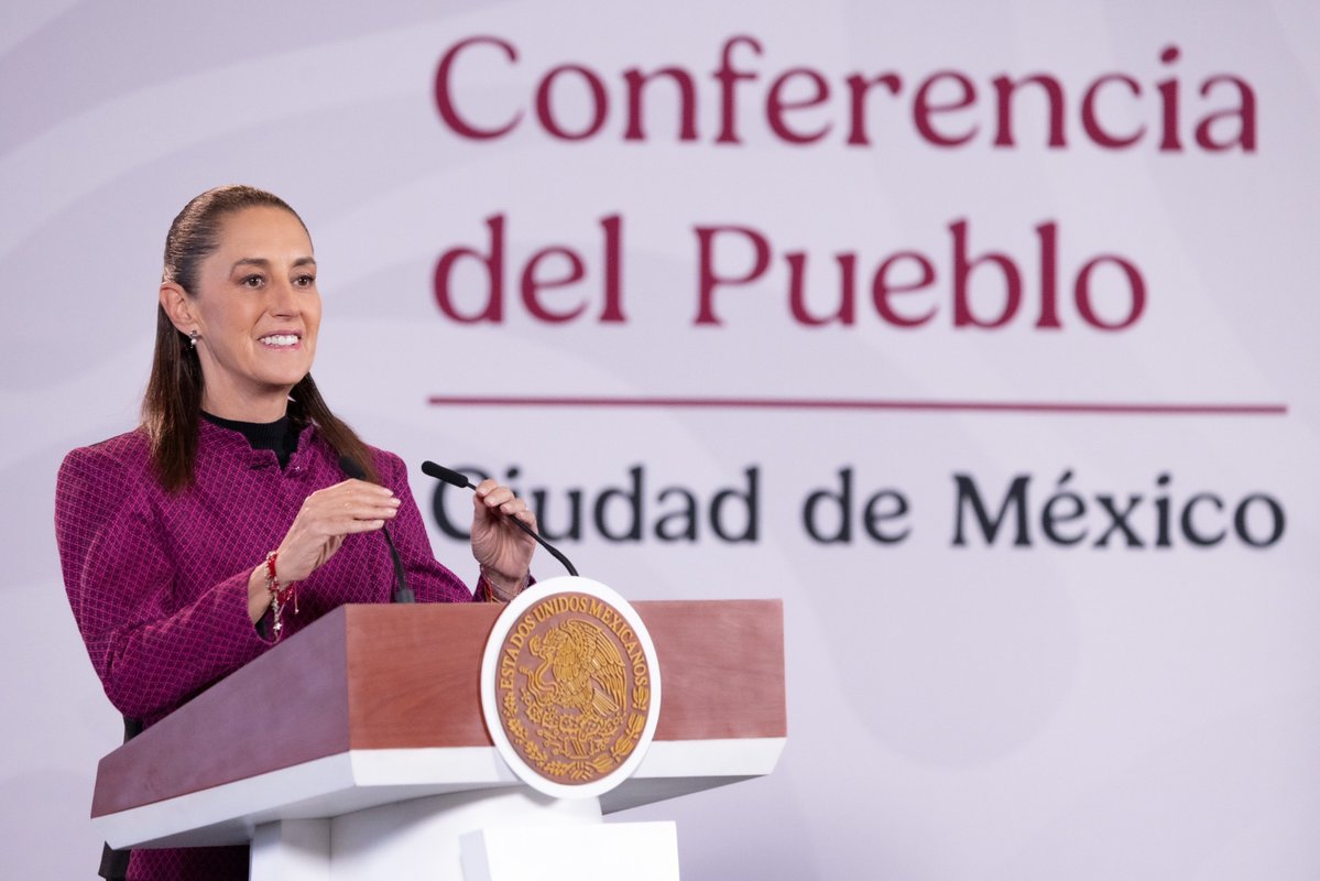OliviaSalomonV's tweet photo. Hoy, en la #MañaneraDelPueblo, la presidenta @Claudiashein presentó un balance de los avances de @SEGOB_mx de los primeros dos años de gobierno, con énfasis en gobernabilidad, derechos humanos y construcción de paz.

🤝 La Secretaría de Gobernación informó que se ha preservado la gobernabilidad mediante el diálogo y la concertación, garantizando el ejercicio de las libertades, así como la protección de los derechos de las víctimas, el refugio y la protección internacional.

🔎 La dependencia ha incorporado a más de 400 especialistas para fortalecer la búsqueda de personas desaparecidas y mantiene diálogo permanente con familias y colectivos. 

🕊️ La estrategia de Atención a las Causas mantiene coordinación con estados y municipios, con prioridad en las zonas de mayor vulnerabilidad. Además, hasta el 31 de agosto se han canjeado 13 mil 144 armas mediante el programa Sí al desarme, sí a la paz.