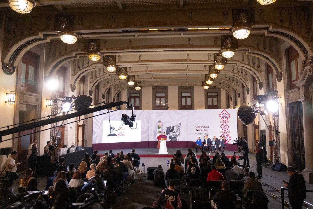 OliviaSalomonV's tweet photo. Hoy, en la #MañaneraDelPueblo, la presidenta @Claudiashein presentó un balance de los avances de @SEGOB_mx de los primeros dos años de gobierno, con énfasis en gobernabilidad, derechos humanos y construcción de paz.

🤝 La Secretaría de Gobernación informó que se ha preservado la gobernabilidad mediante el diálogo y la concertación, garantizando el ejercicio de las libertades, así como la protección de los derechos de las víctimas, el refugio y la protección internacional.

🔎 La dependencia ha incorporado a más de 400 especialistas para fortalecer la búsqueda de personas desaparecidas y mantiene diálogo permanente con familias y colectivos. 

🕊️ La estrategia de Atención a las Causas mantiene coordinación con estados y municipios, con prioridad en las zonas de mayor vulnerabilidad. Además, hasta el 31 de agosto se han canjeado 13 mil 144 armas mediante el programa Sí al desarme, sí a la paz.