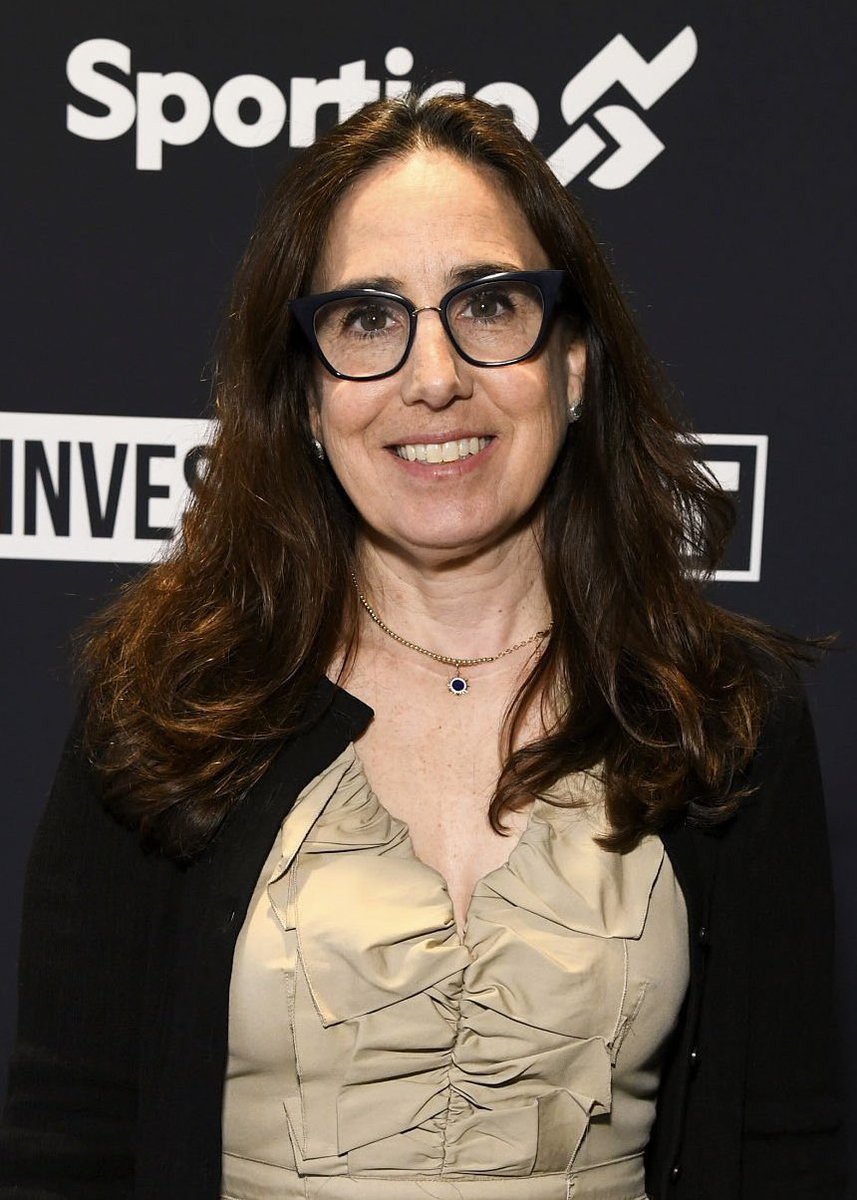 TheNBABase's tweet photo. FLASHBACK: Clippers President Gillian Zucker previously caught heat in 2015 for offering DeAndre Jordan an illicit Lexus endorsement deal to re-sign in free agency, per @DanWoikeSports 

The NBA fined the team $250K at the time.

11 years later, she was suspended for doing the EXACT same thing with Kawhi Leonard. 💀