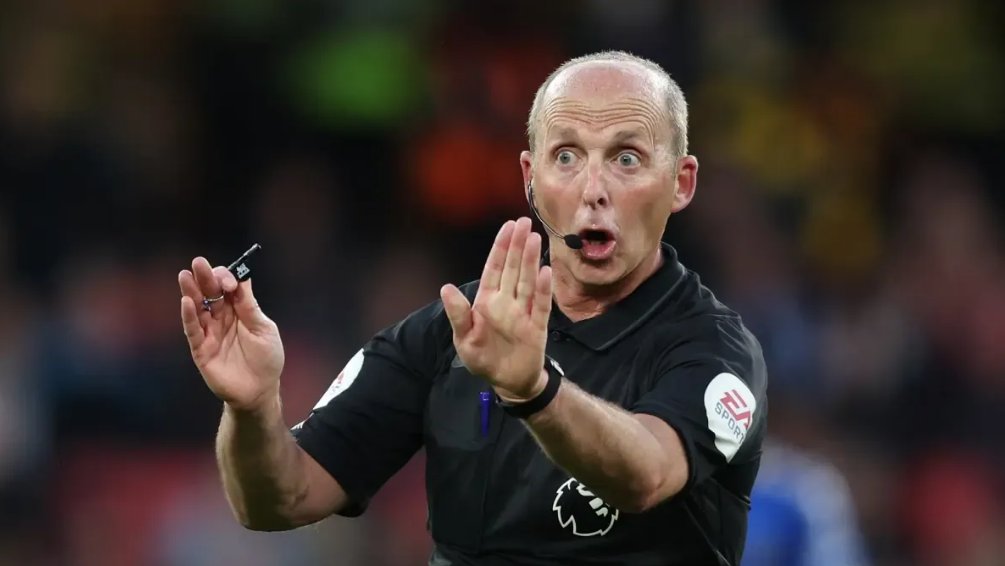 ElVarCentral's tweet photo. ❌ Vergonzosas declaraciones del ex árbitro Mike Dean en un par de podcast famosos del Reino Unido.

🫤 "Teníamos juegos por diversión. Decíamos: 'Bien, veamos cuánto tiempo podemos pasar sin hacer sonar el silbato'. Lo hice un par de veces en la Premier, antes del VAR, obviamente. Pasamos entre 20 y 25 minutos sin pitar... Dejábamos seguir, seguir, seguir".

👉 "Solía hacer otra cosa. Me paraba en el círculo central y medía cuánto tiempo podía quedarme allí dentro antes de tener que salir de él. Los chicos (sus asistentes) me decían desde la banda 'no puedes hacerlo' y yo decía 'lo voy a intentar'. Una vez logré pasar unos 15 minutos en un partido sin salir de ahí".