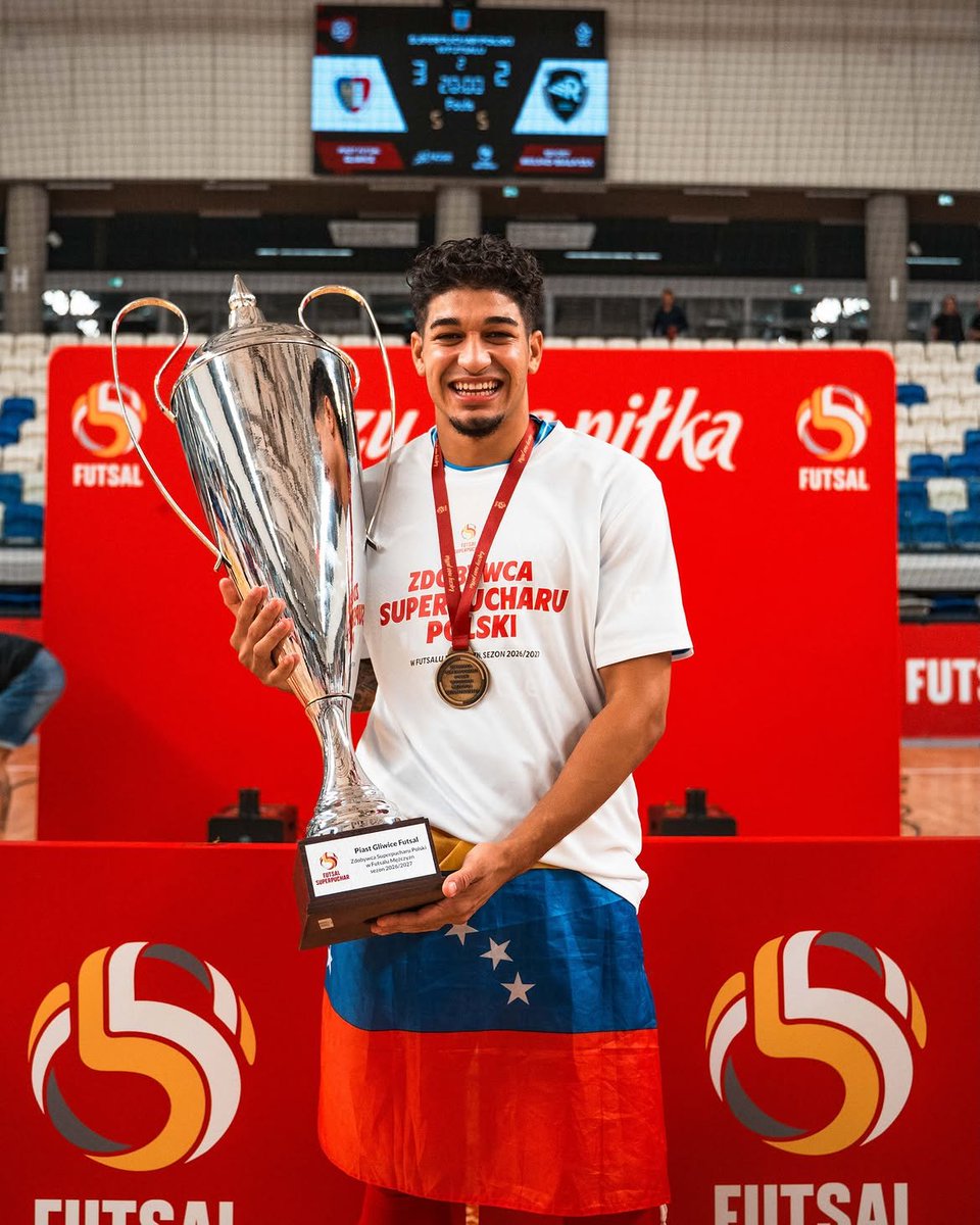 Futsaltven's tweet photo. 🏆🇻🇪 ¡ORGULLO VINOTINTO EN EUROPA! 🏆🇵🇱
Felicitaciones a la estrella venezolana Jason García por coronarse campeón de la Supercopa de Polonia con el Piast Gliwice. 🔥
El conjunto de Gliwice se impuso 3-2 al Rekord en una final electrizante. 🇻🇪✨
📷 @piast_futsal
#FutsalTV https://t.co/gcA3RFIdVx