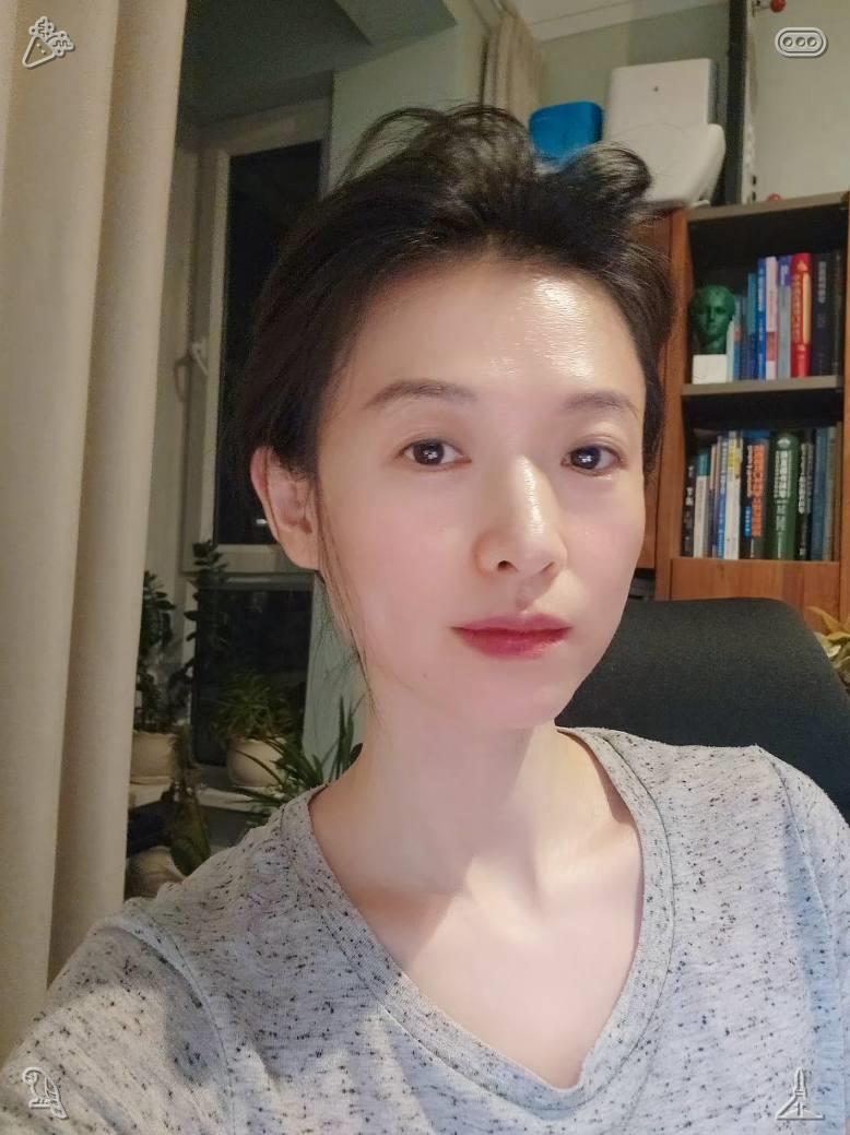 sharon53df9's tweet photo. 今年快35了，无美颜，纯素颜，这状态怎么样？老不老，丑不丑。还有人中意吗？想听实话，大胆说！！ https://t.co/AU5EtAIScx