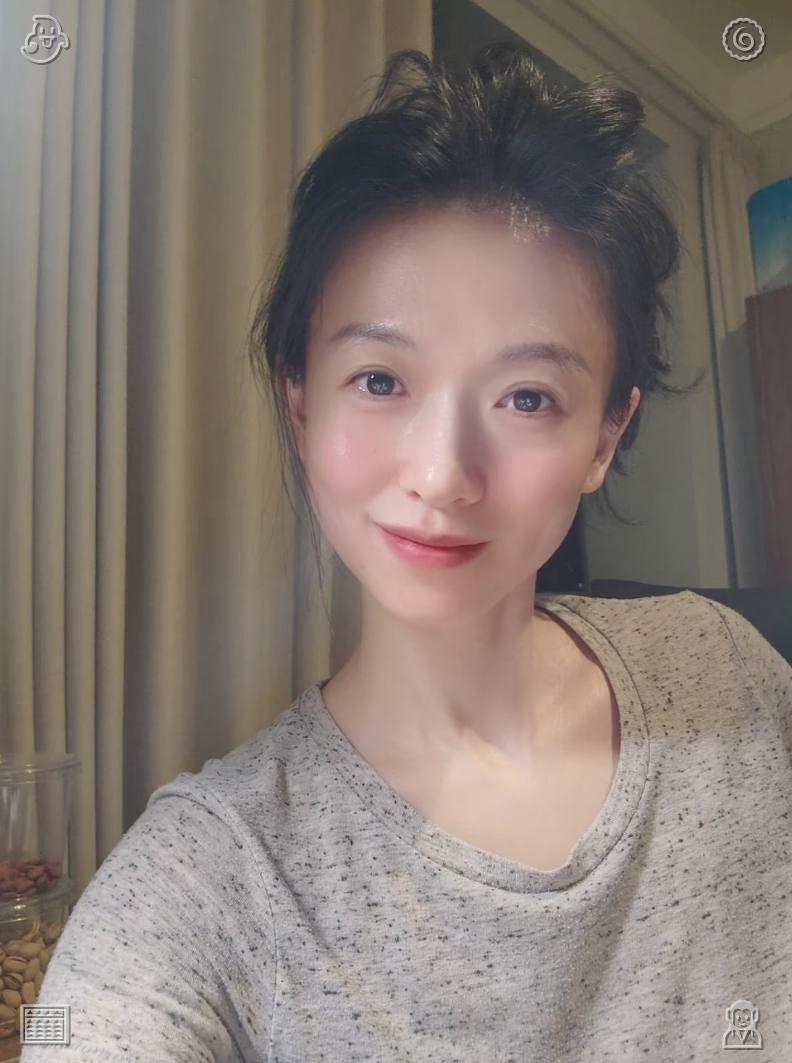 maureen20ab9's tweet photo. 今年快35了，无美颜，纯素颜，这状态怎么样？老不老，丑不丑。还有人中意吗？想听实话，大胆说！！ https://t.co/ik2NBm90fy